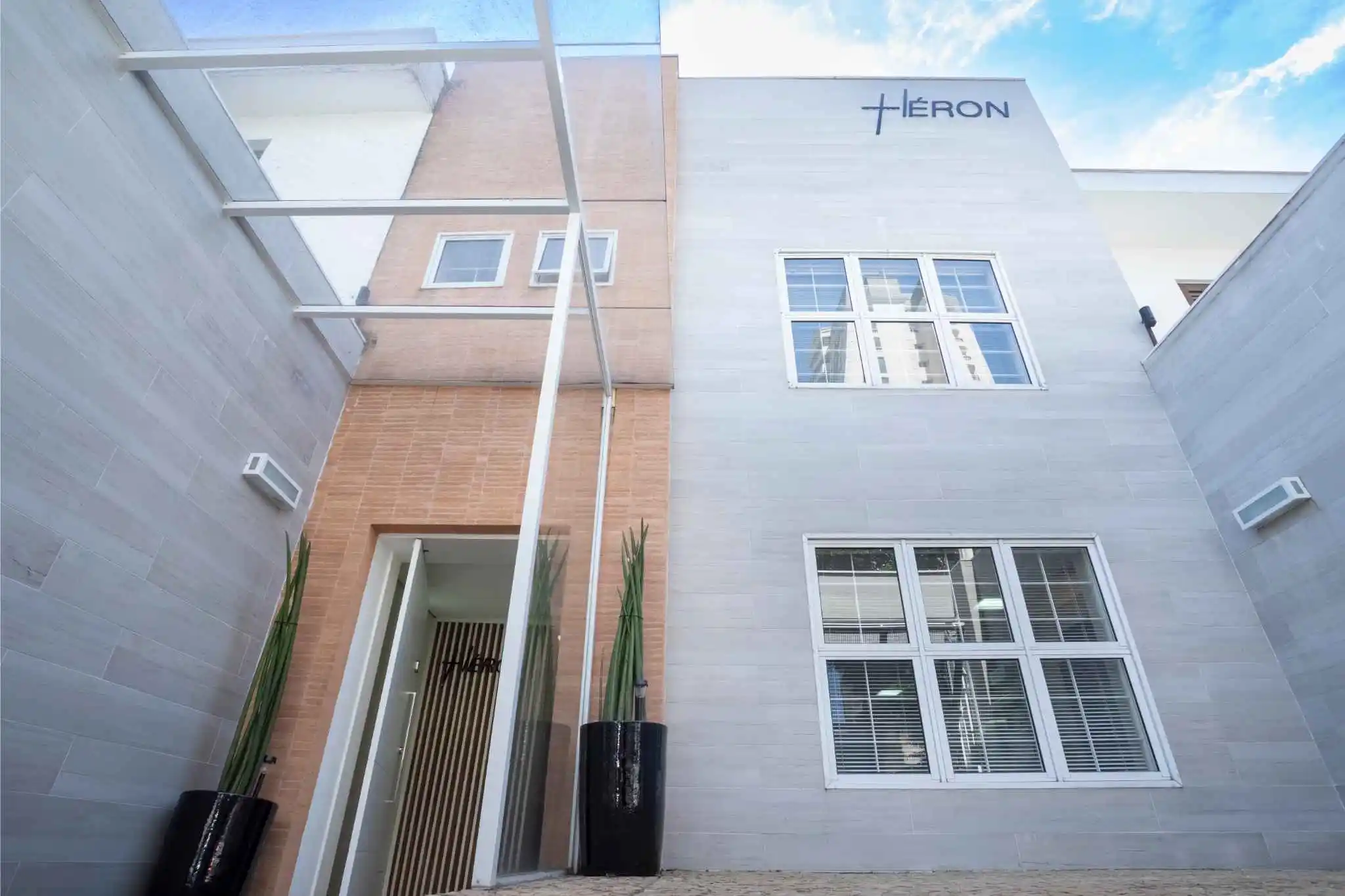 Fachada institucional associada ao Grupo Héron Engenharia